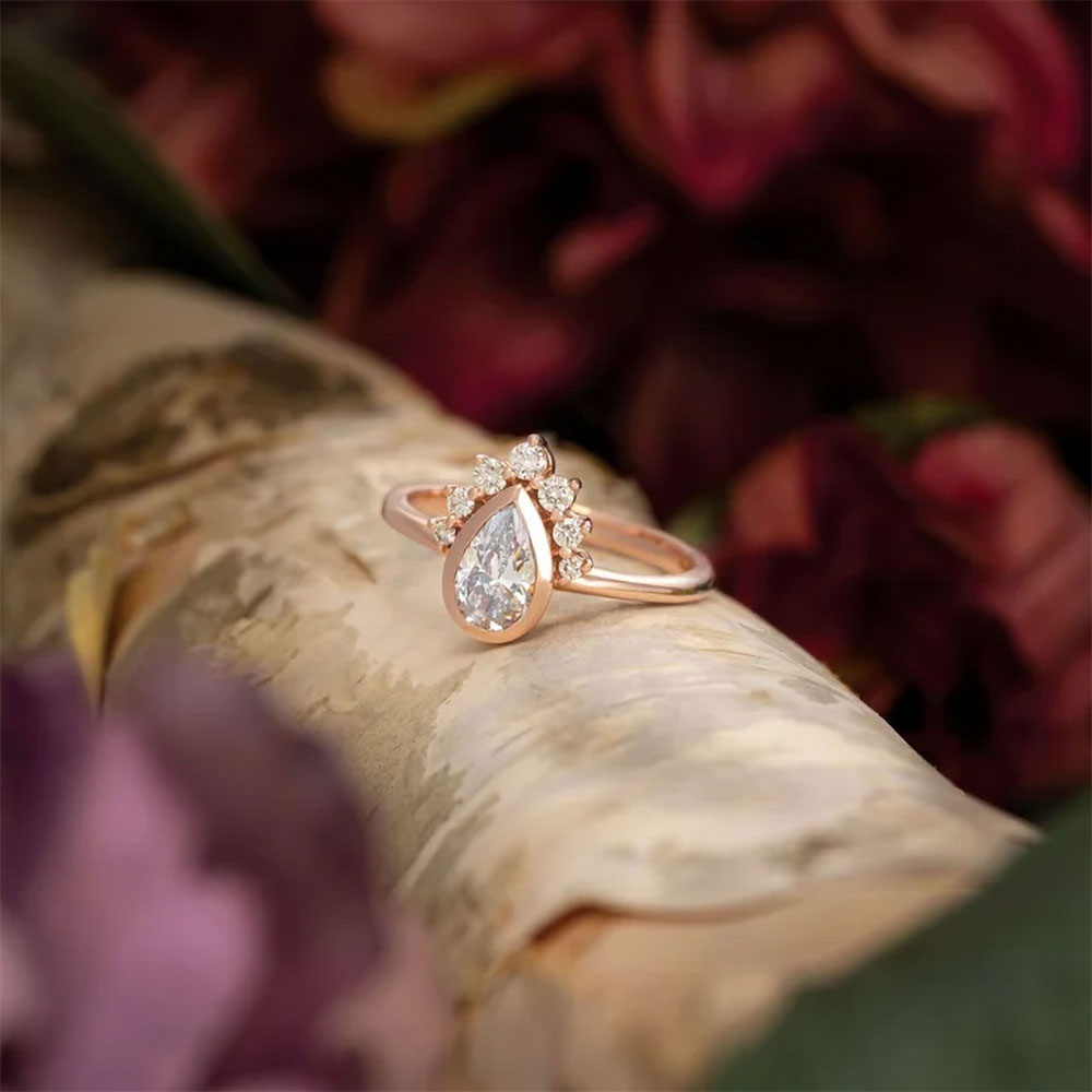 An elegant pear-shaped moissanite engagement ring that redefines classic beauty with its sparkling presence.