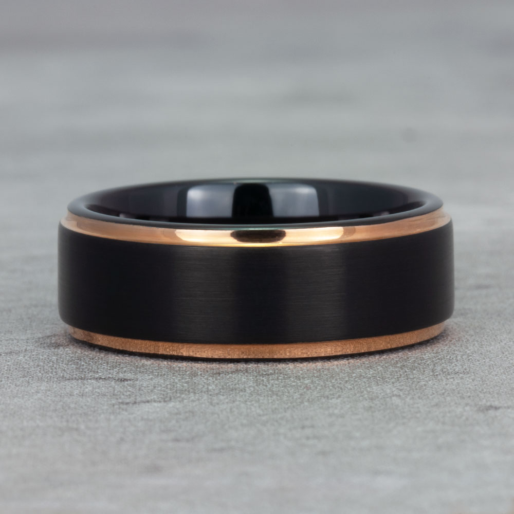 Close-up of our black tungsten gold band's grooved edge, highlighting the textural contrast and precise craftsmanship.